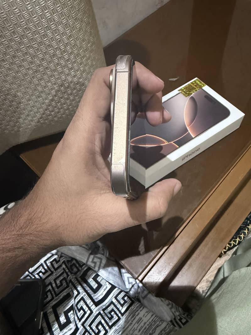 Apple iPhone 16 Pro Max 6