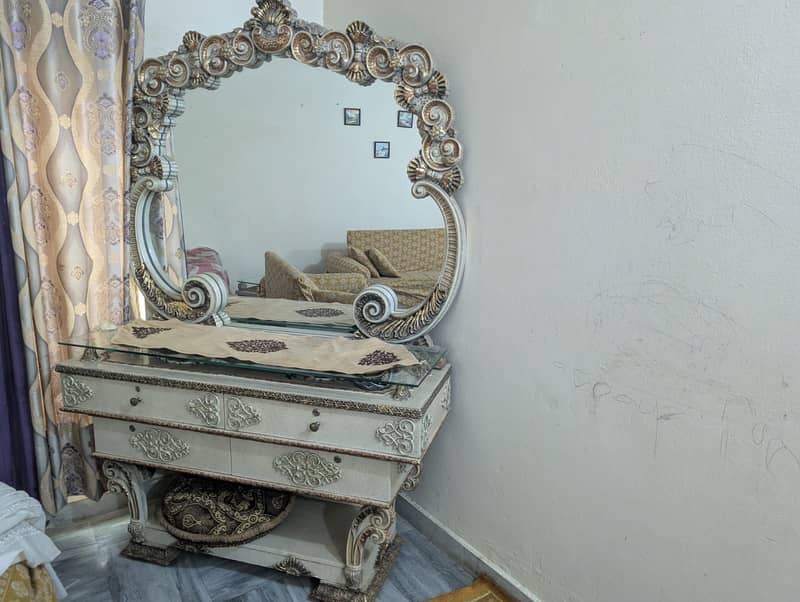 Dressing table 0