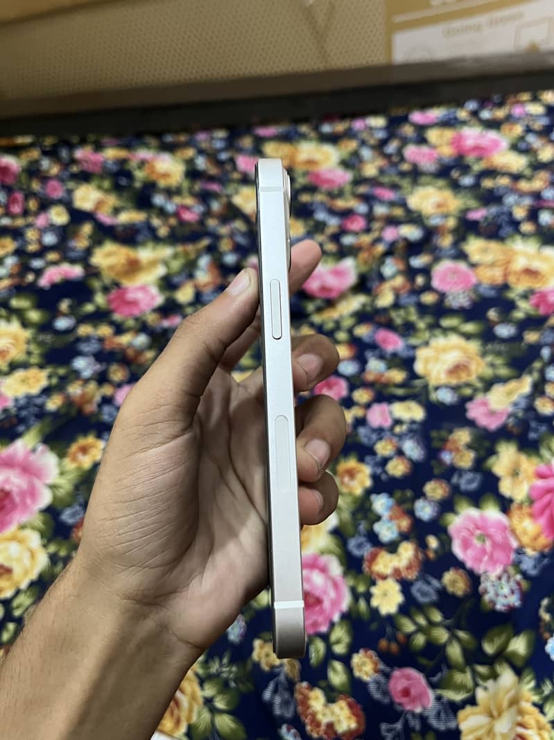 Apple iPhone 13 5