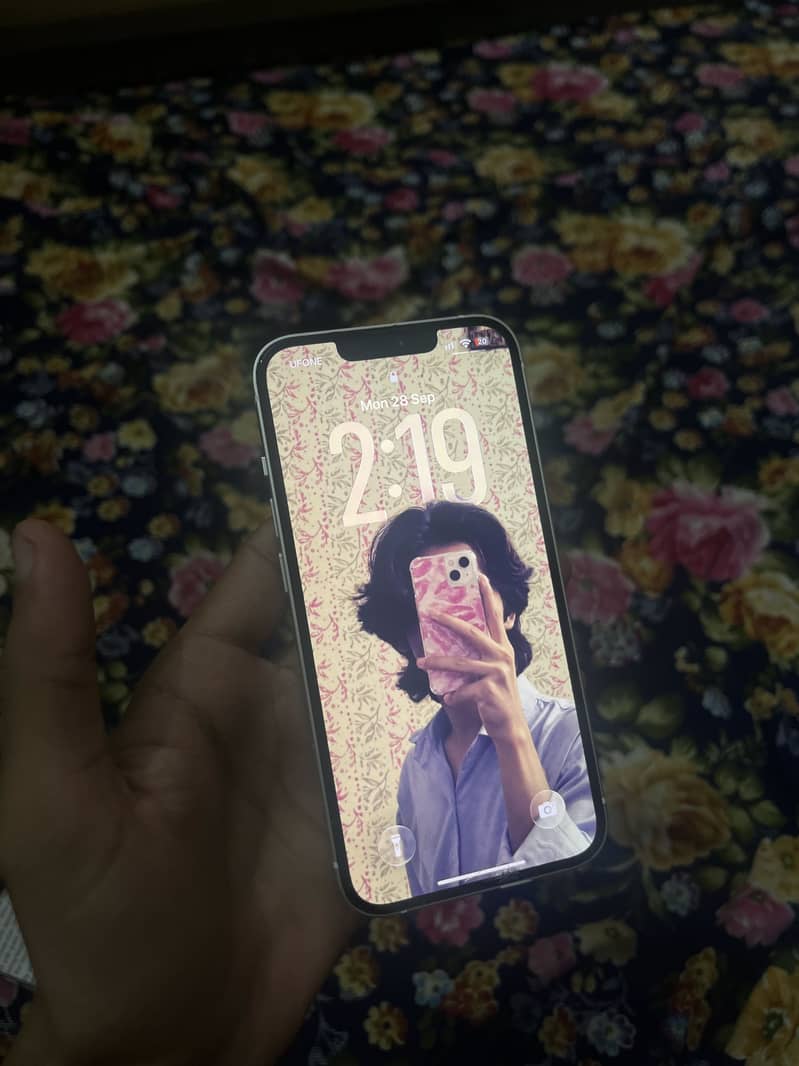 Apple iPhone 13 8