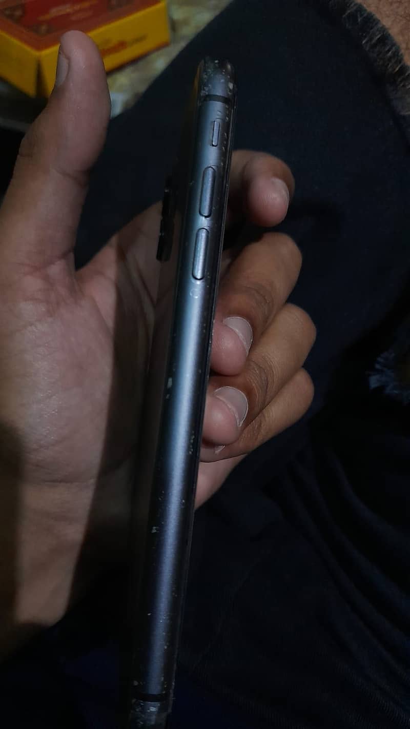 Apple iPhone 11 4