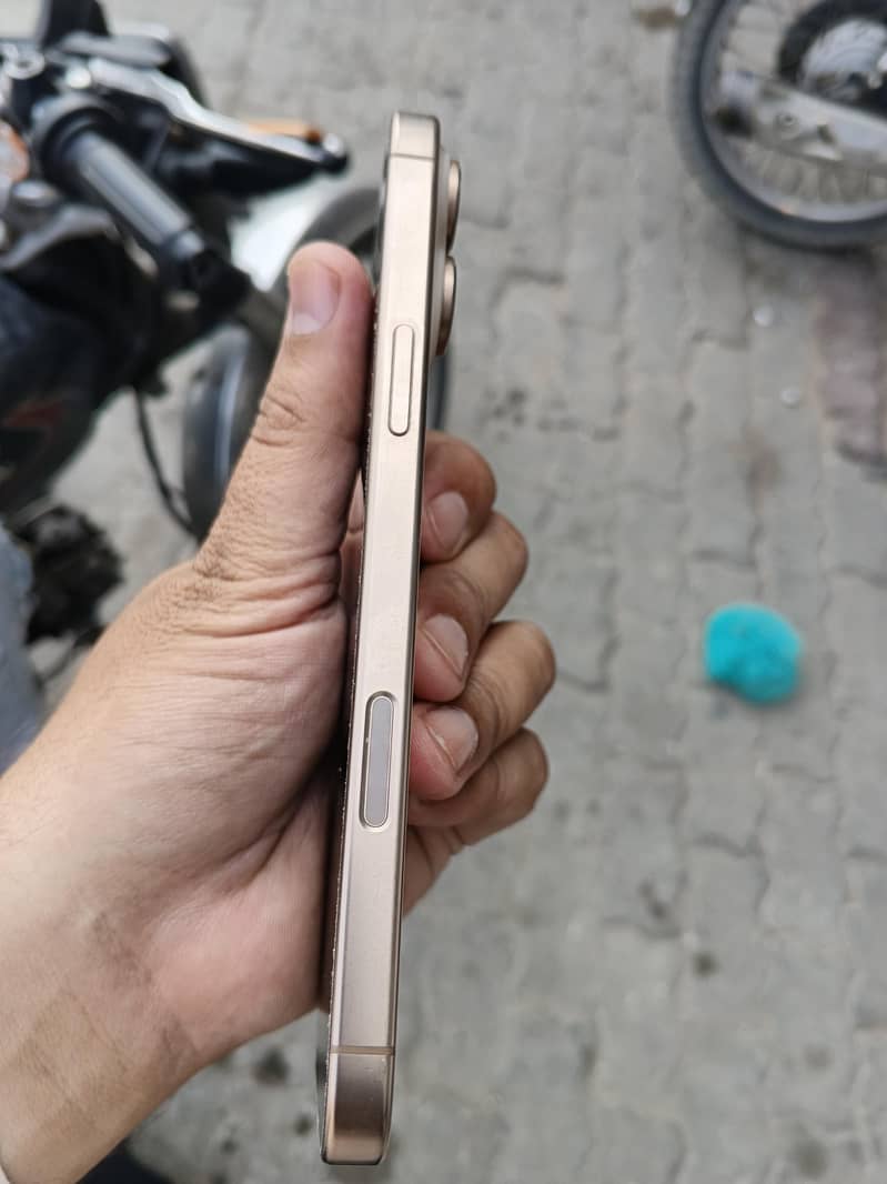 Apple iPhone 16 Pro Max 5