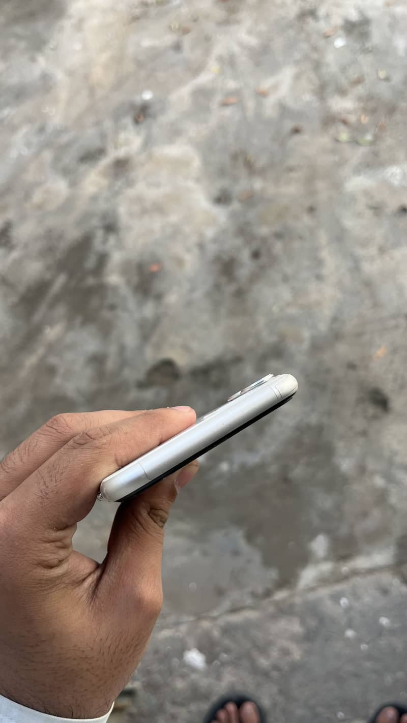 Apple iPhone 11 4