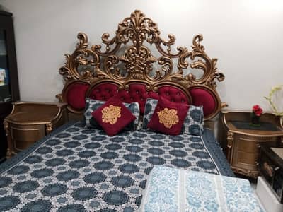 Bed with 2 side tables and a dressing table