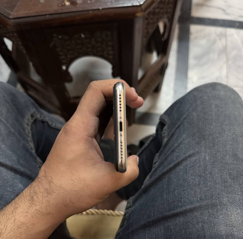 Apple iPhone X 4