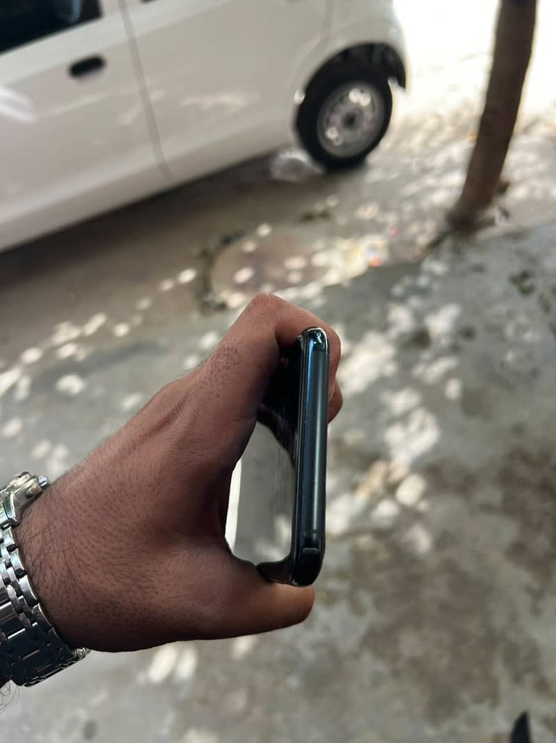 Apple iPhone 11 Pro Max 4