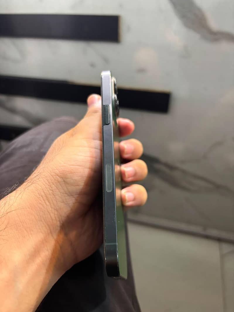 Apple iPhone 15 4