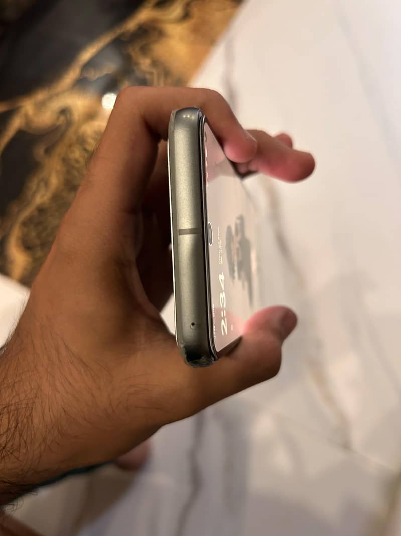 Google Pixel 8 4
