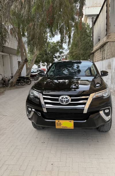 Toyota Fortuner V — 4x2 petrol