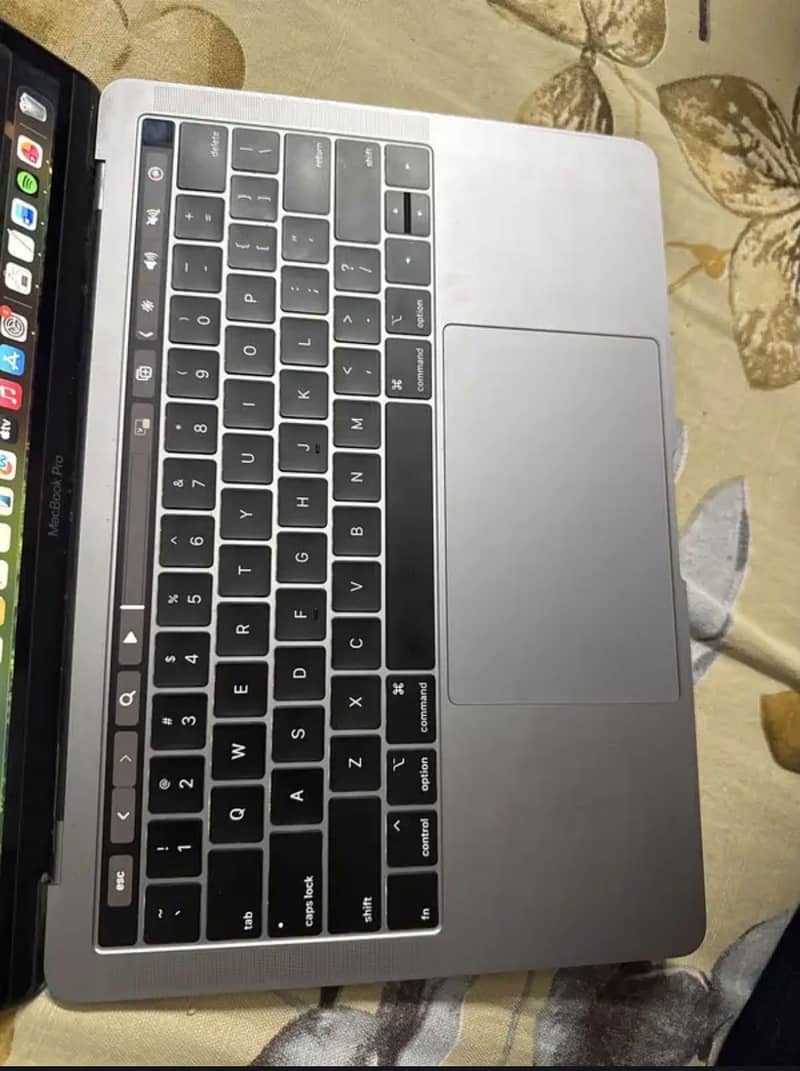 Apple mac book pro 1