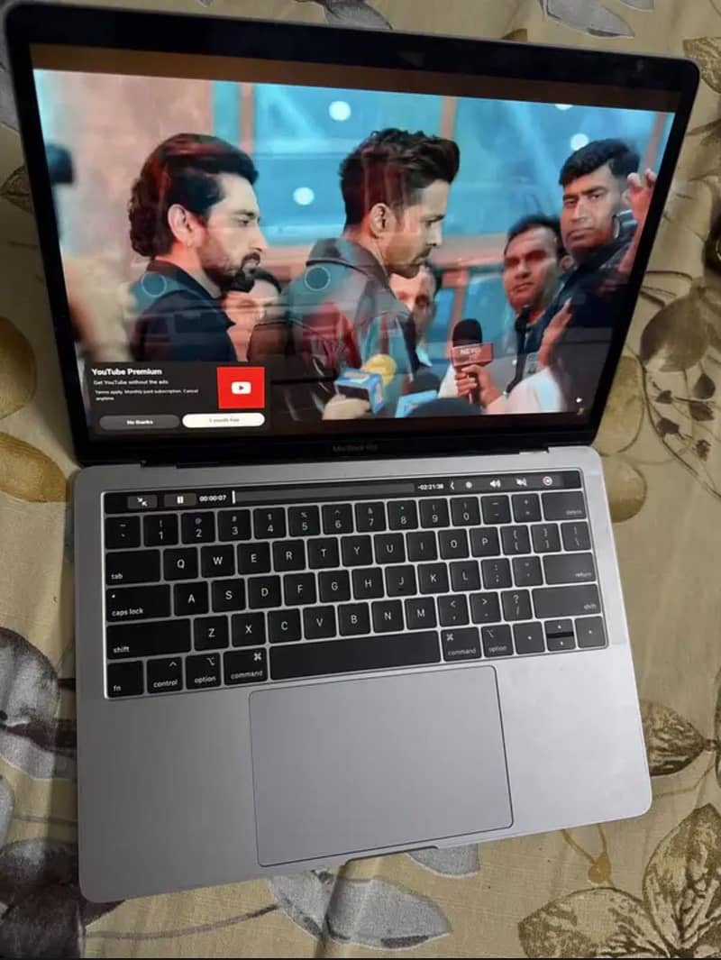 Apple mac book pro 3