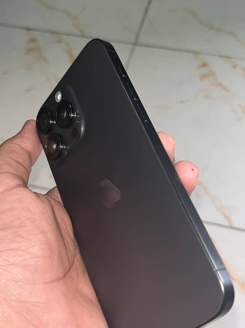 Apple iPhone 15 Pro Max 3