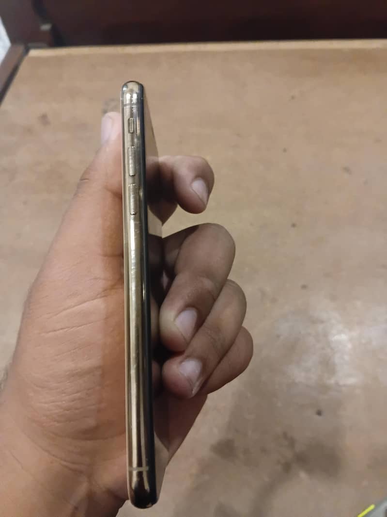 Apple iPhone XS 3