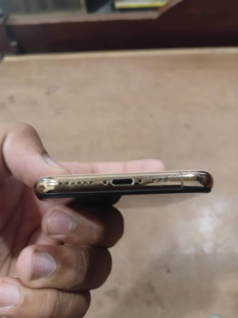 Apple iPhone XS 4