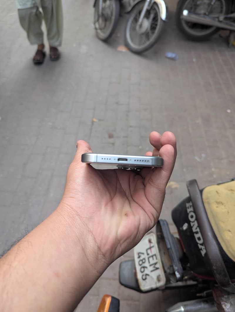 Iphone 15 pro max 4