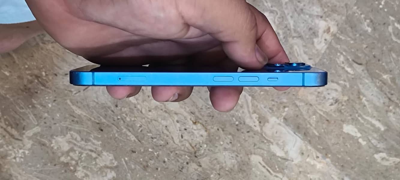 Apple iPhone 13 2