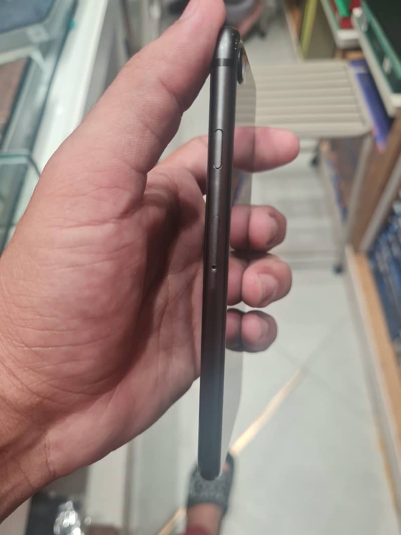 Apple iPhone 8 3