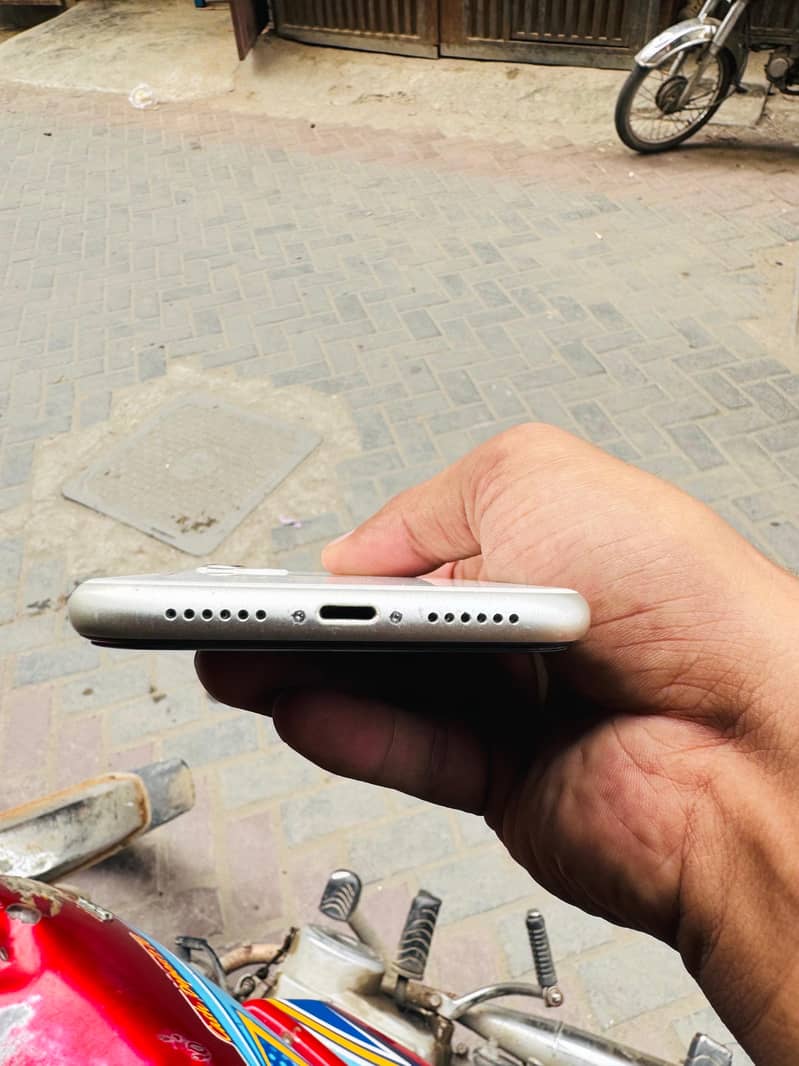 Apple iPhone 11 4