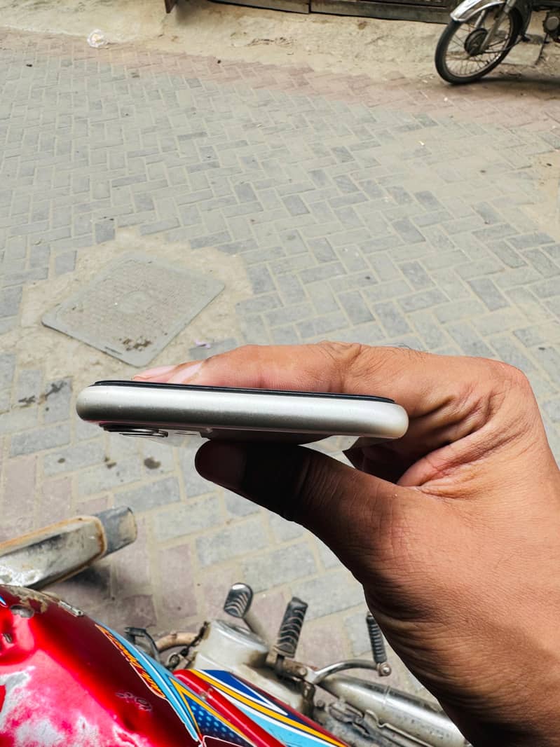Apple iPhone 11 7