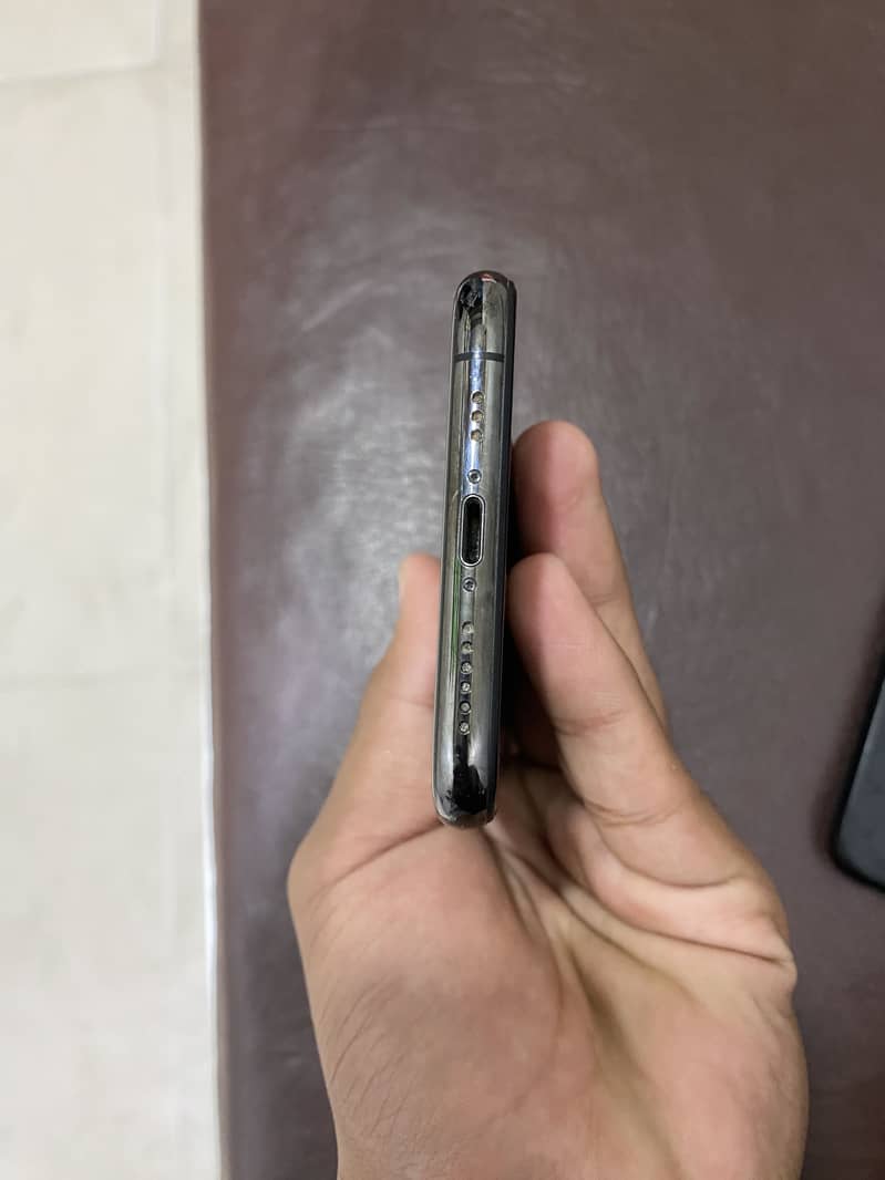 Apple iPhone X 4
