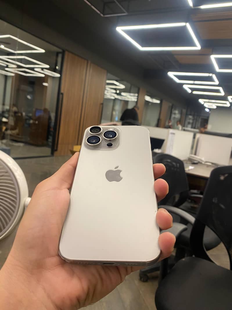 Apple iPhone 16 Pro Max 0