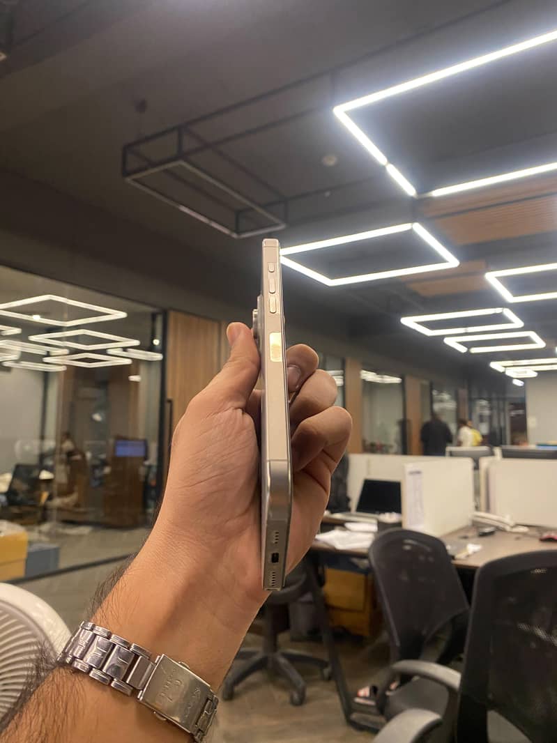 Apple iPhone 16 Pro Max 1
