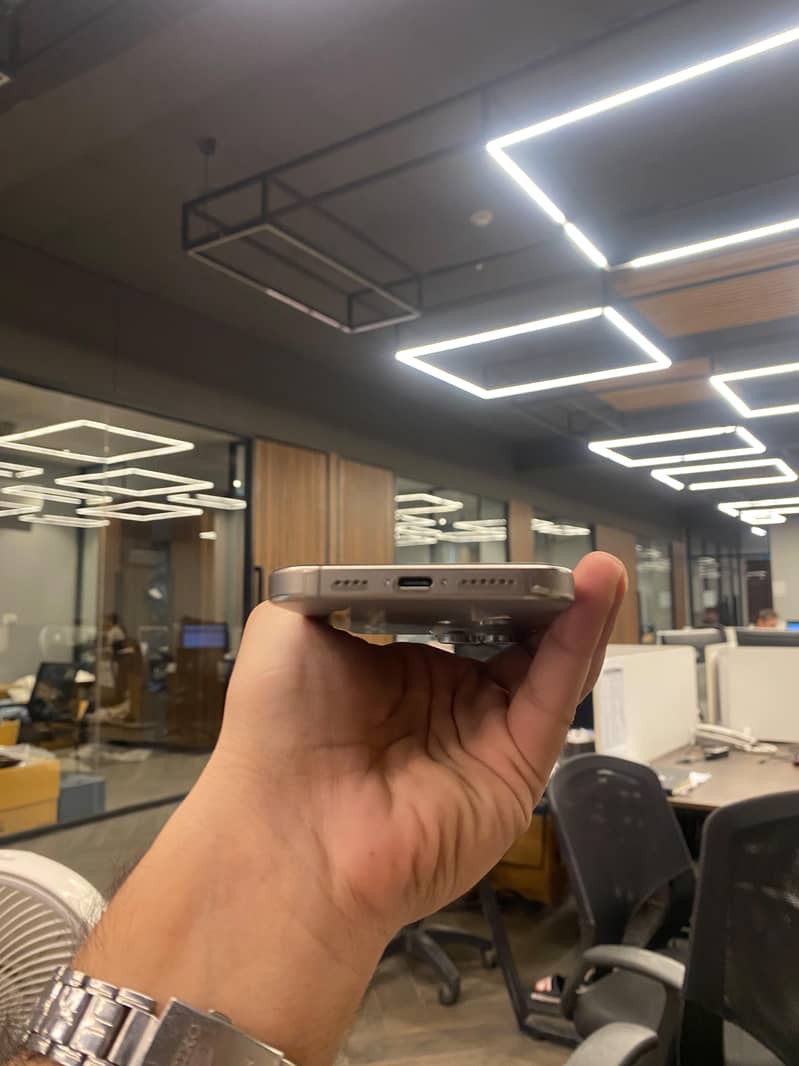 Apple iPhone 16 Pro Max 4