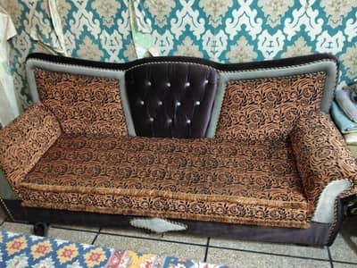 urgent sale karna hai poshish Wala hai sofa  condition 10/10 Whatsapp