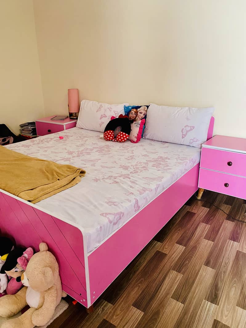 Queen Size Bed 0