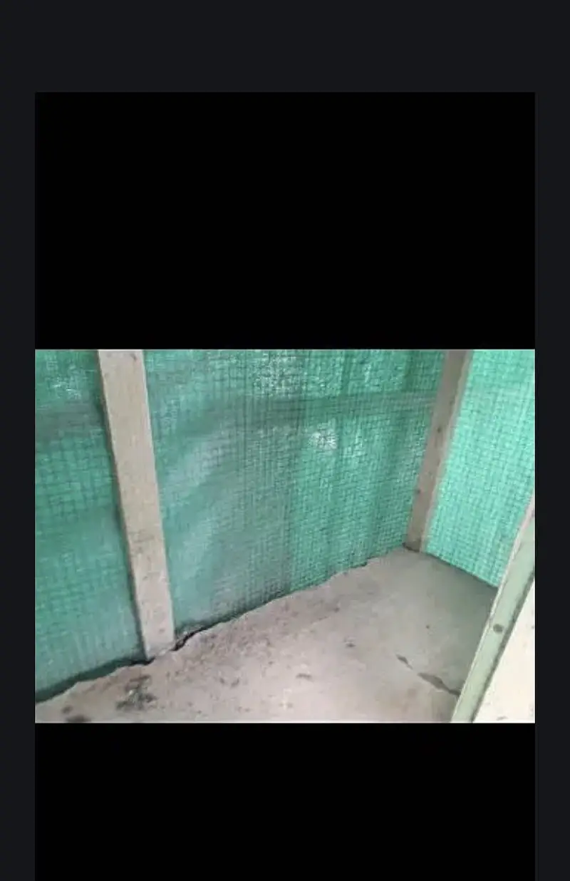 Hen cage for sale in very good condition only inside wood damage — photo 2