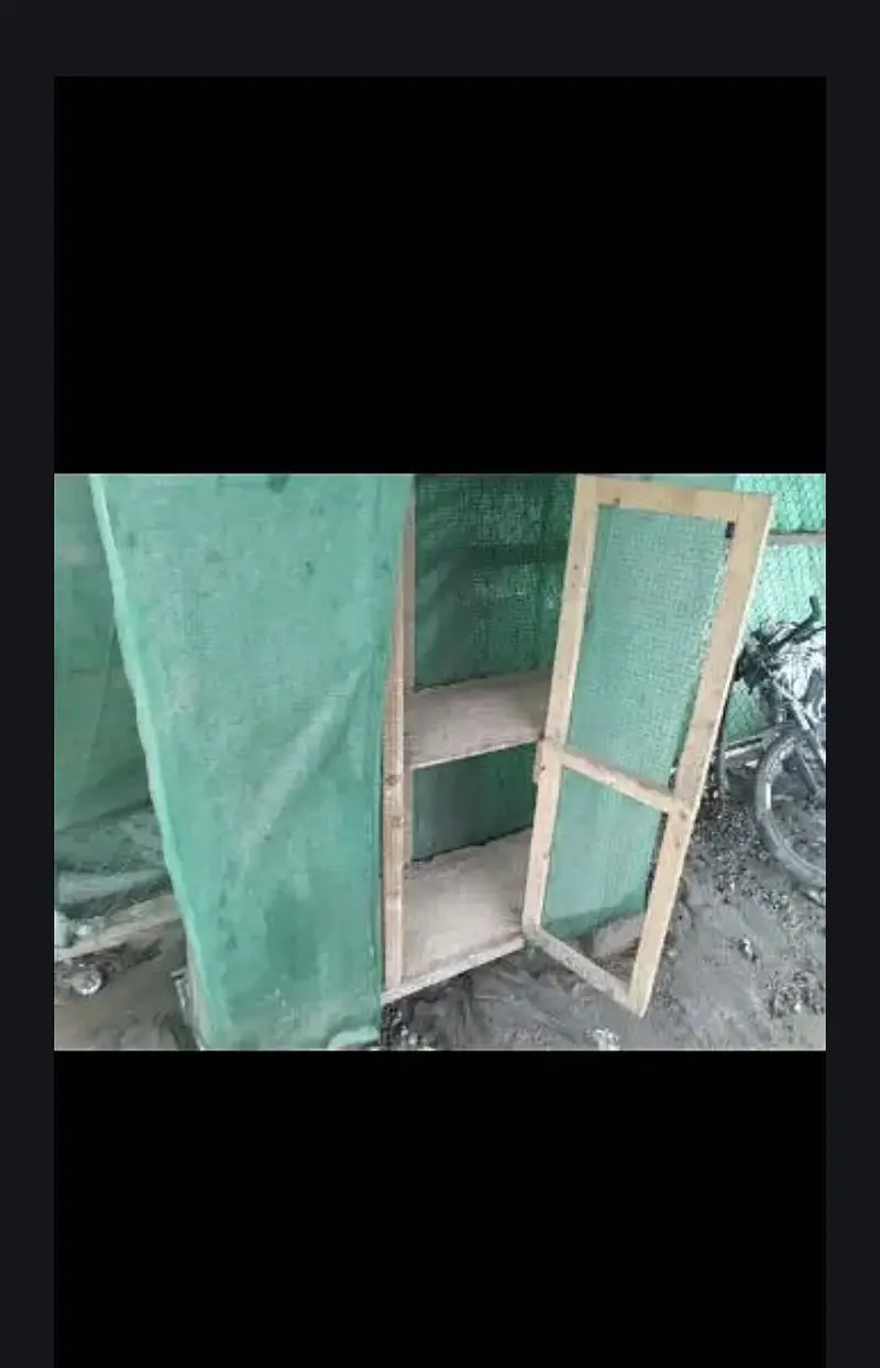 Hen cage for sale in very good condition only inside wood damage — photo 4