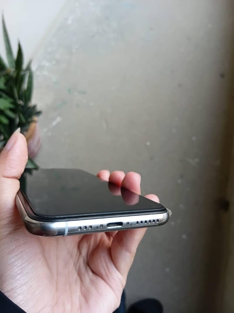 Apple iPhone XS 4