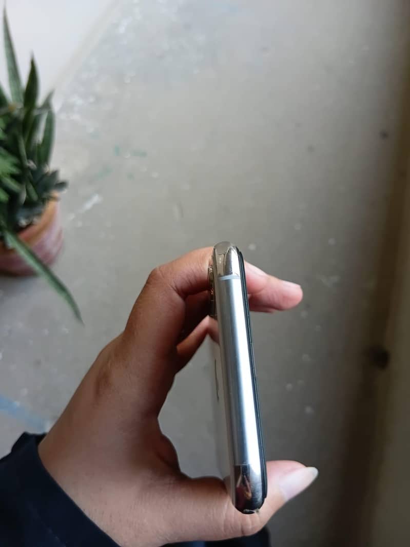 Apple iPhone XS 5