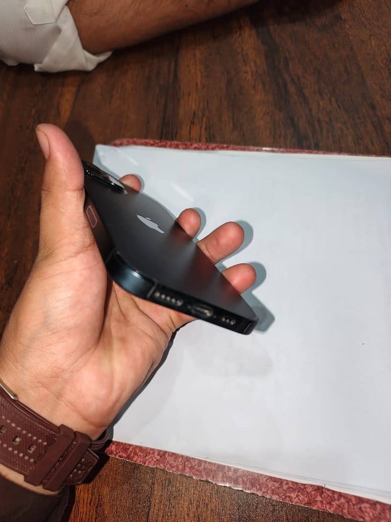 Apple iPhone 13 2