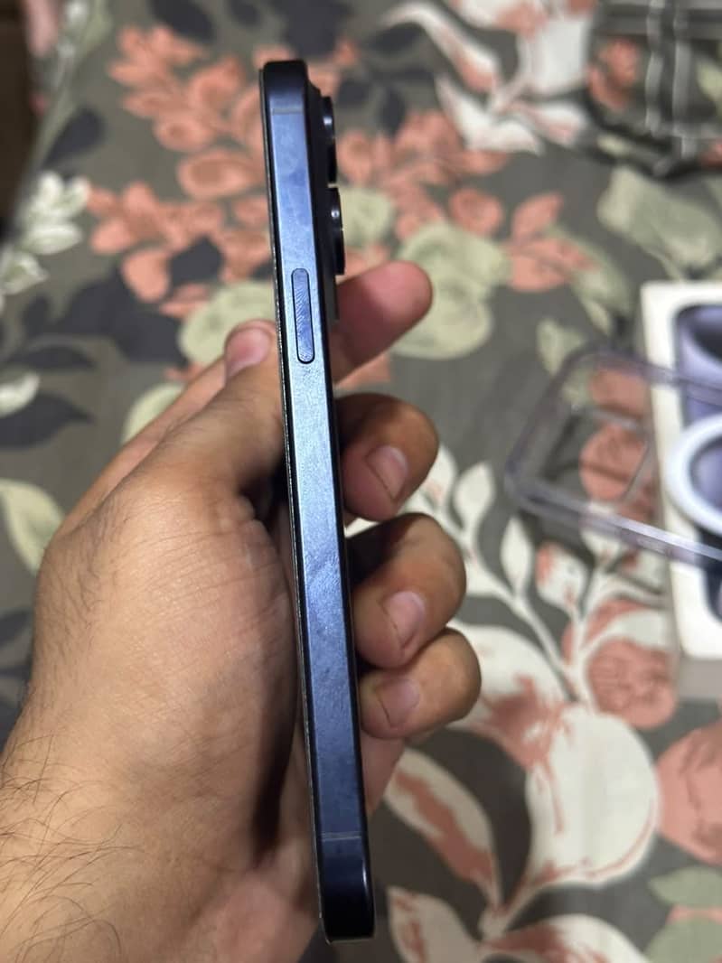 Apple iPhone 15 Pro Max 4