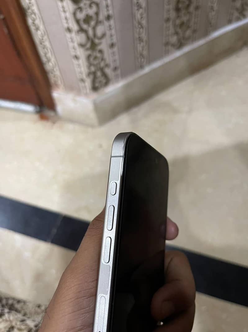 Apple iPhone 15 Pro 4
