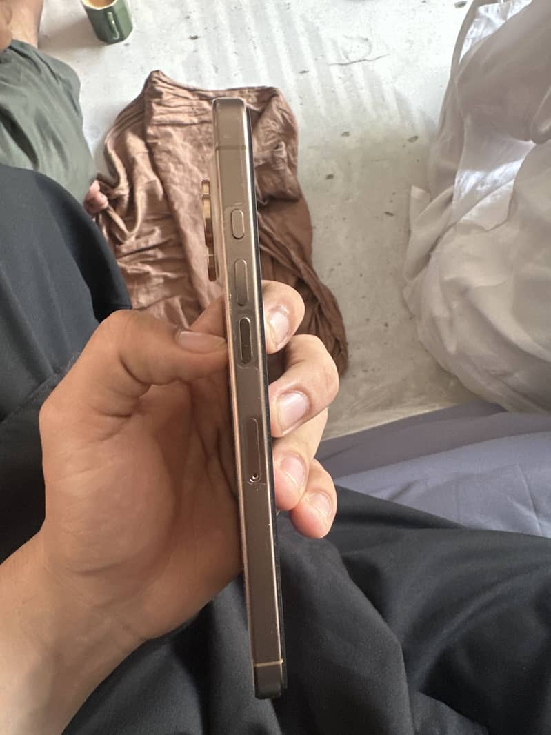 Apple iPhone 16 Pro Max 1