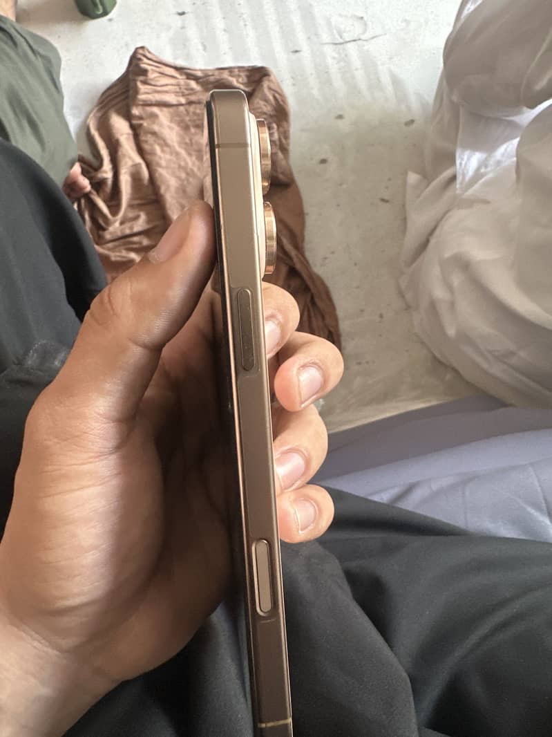 Apple iPhone 16 Pro Max 3