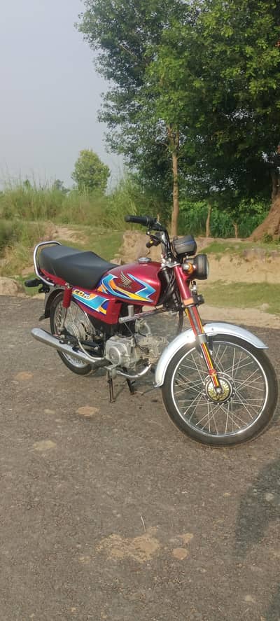 Honda CD 70  8000km chli ay  number lga march 2026 mea lee thi