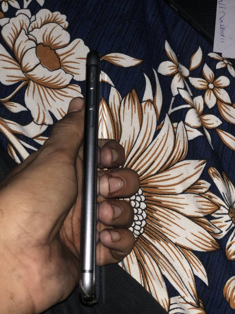 Apple iPhone 11 4
