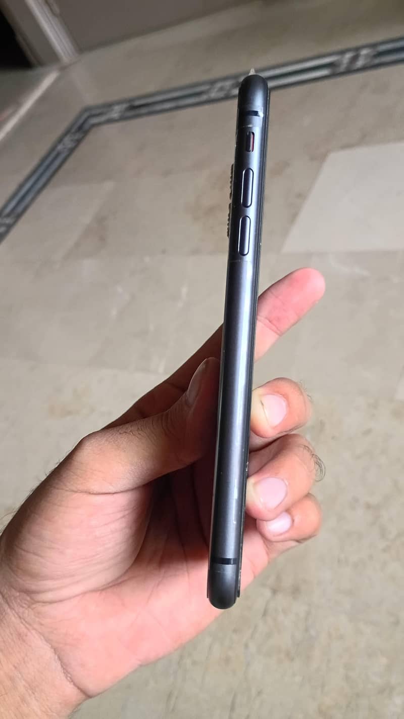 Apple iPhone 11 4