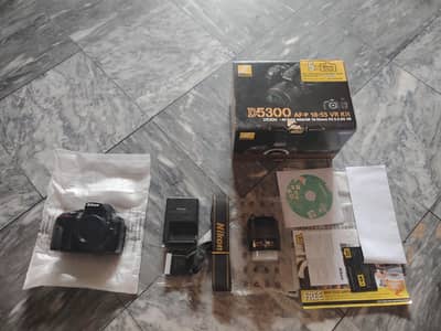Nikon d5300 with af-p 18-55mm lens full box(read description) .