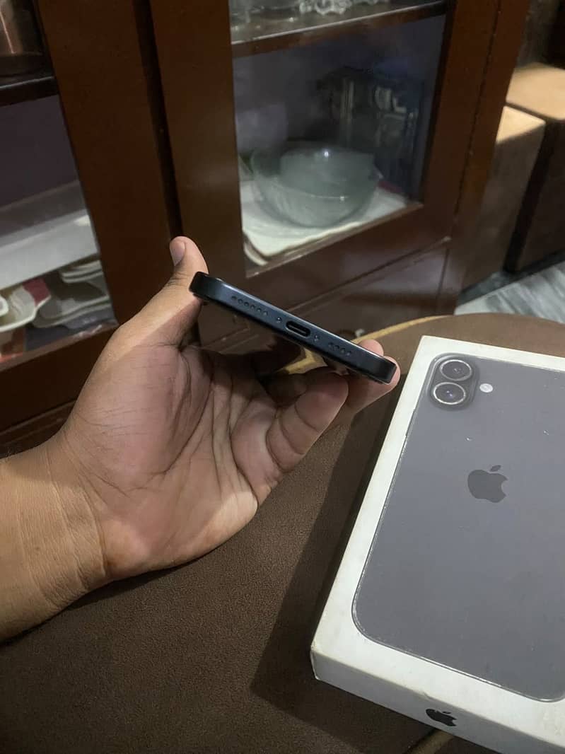 Apple iPhone 16 Plus 4