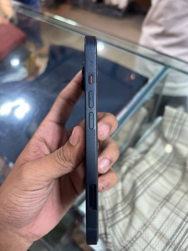 Apple iPhone 13 4