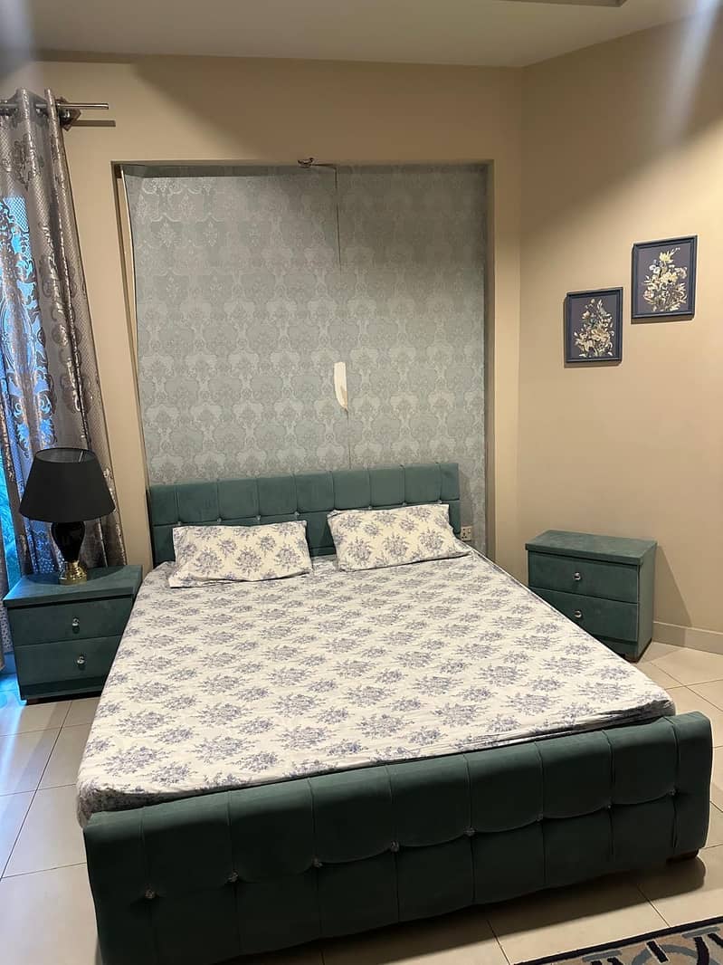 Bed with side tables 0