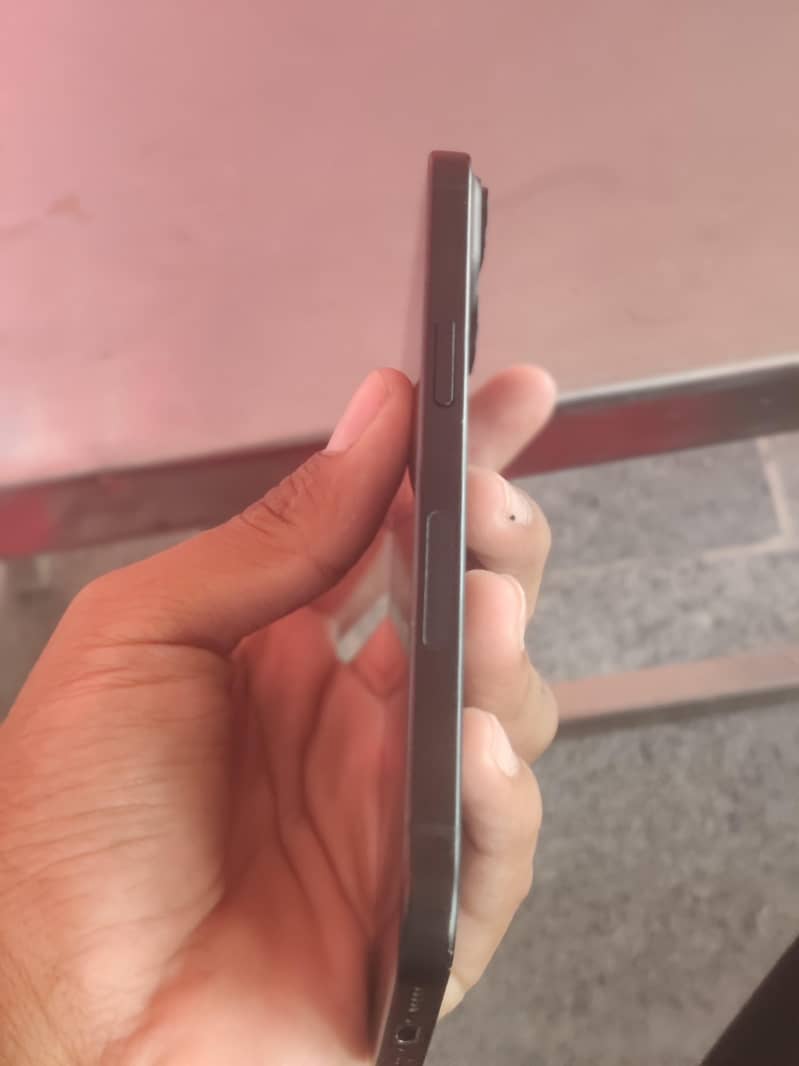 iPhone 15 4
