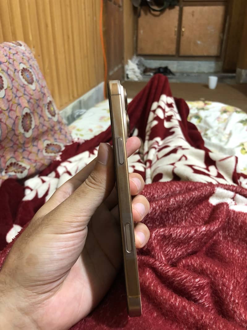 Apple iPhone 16 Pro Max 4