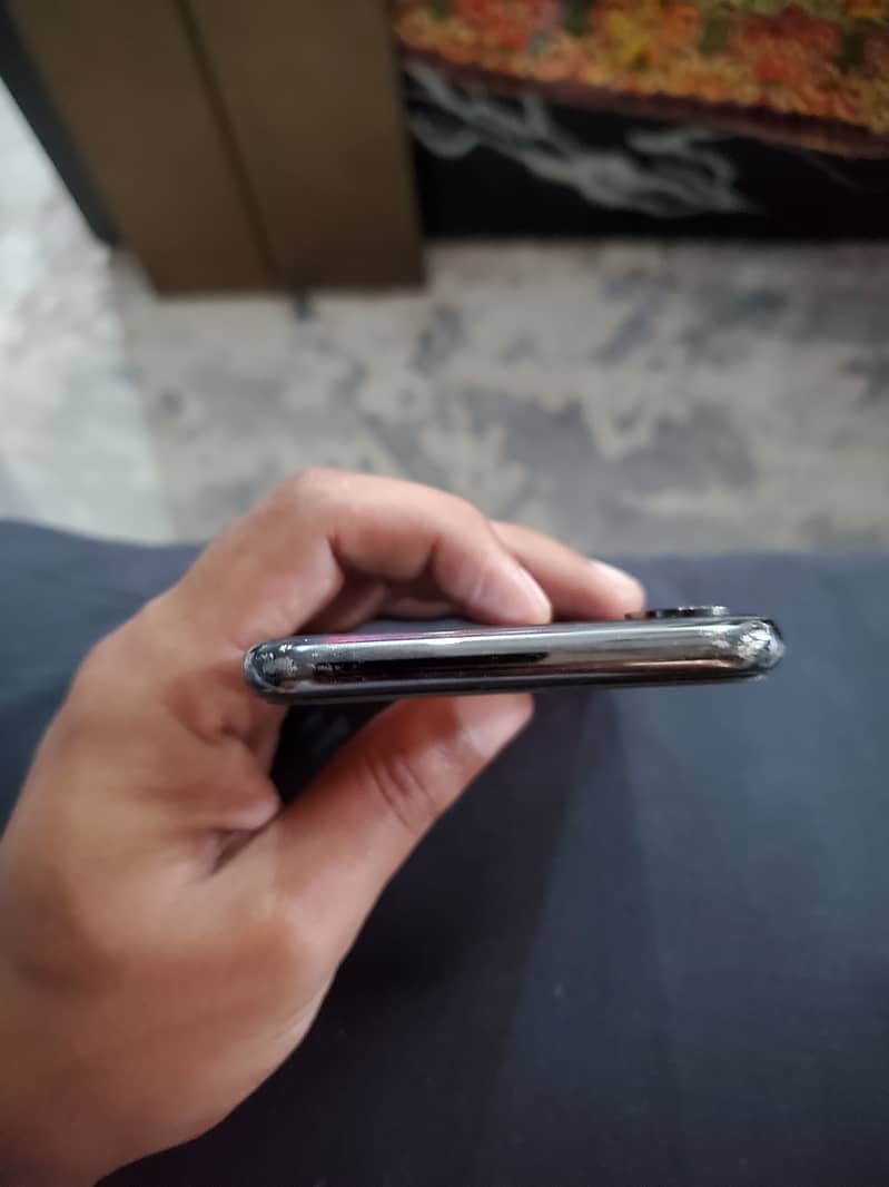 Apple iPhone X 4
