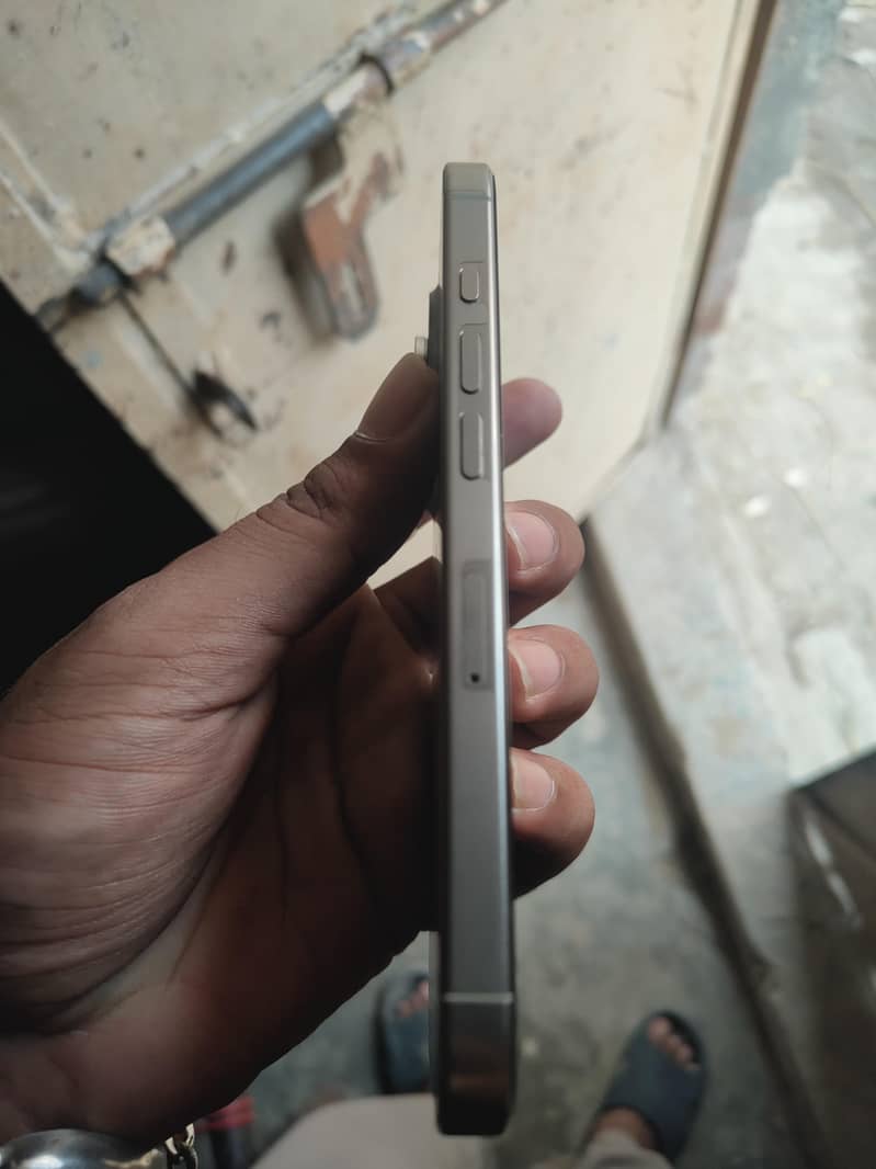 Apple iPhone 16 Pro 2