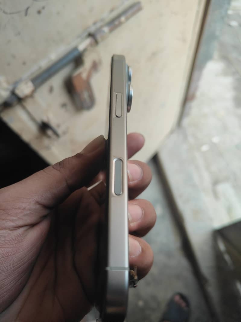 Apple iPhone 16 Pro 3